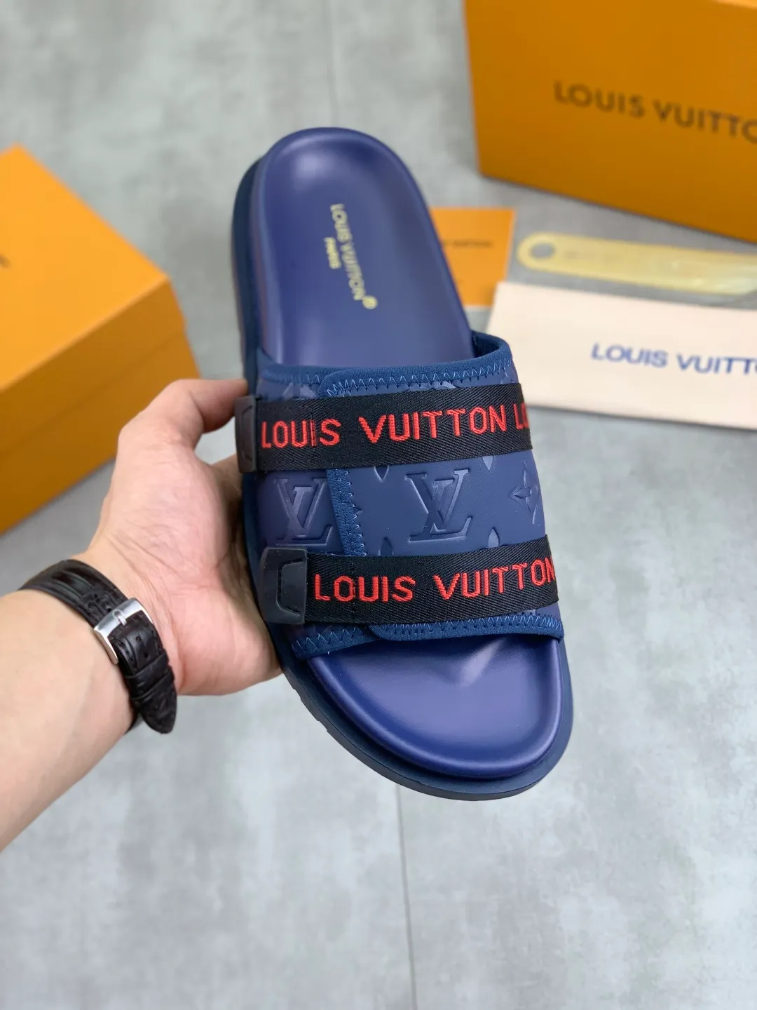 Men's shoes 💰P320💰【New style】🆘 Original quality 【LOUIS VUITTON】The popular Louis Vuitton LV men's slippers on the official website are on sale simultaneously! Original fabric imported from Italy, original factory special supply, code number: 38-44 (45 customized), many colors available